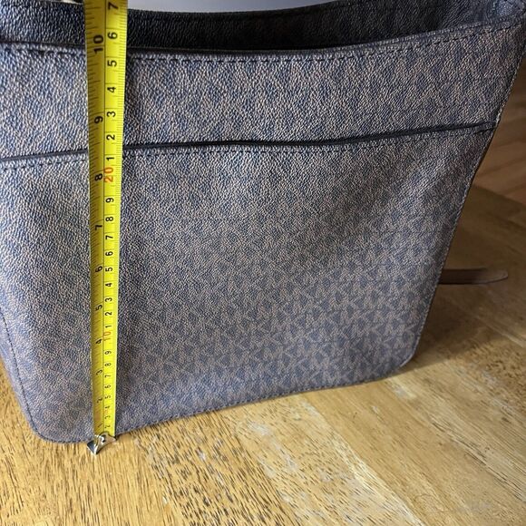 MICHAEL KORS Jet Set Travel Bag Messenger Crossbody Purse SIGNATURE MSRP $348 - Picture 6 of 9